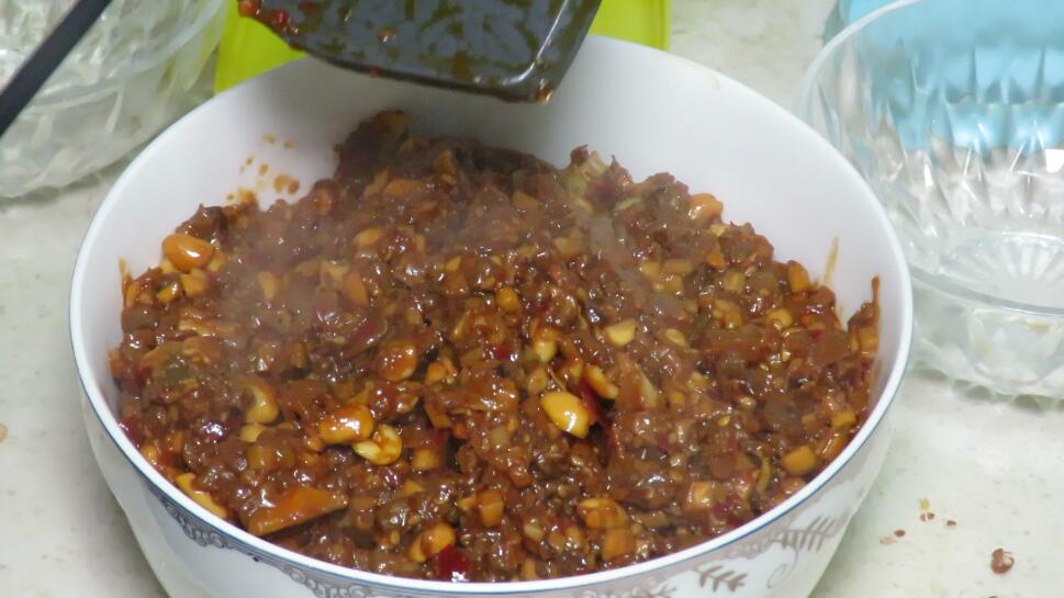 香菇牛肉酱制作绝密配方视频,教你在家制作牛肉香菇酱香辣下饭