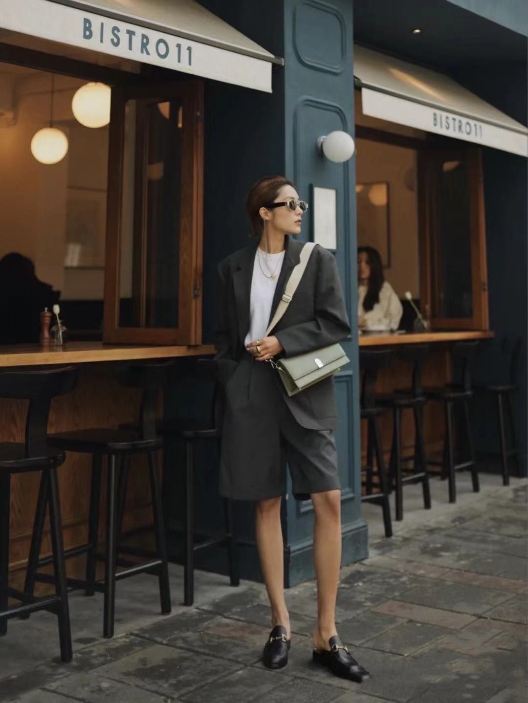 2022年新款夏天时尚西装短裤气质,2020年流行的西装裤穿搭