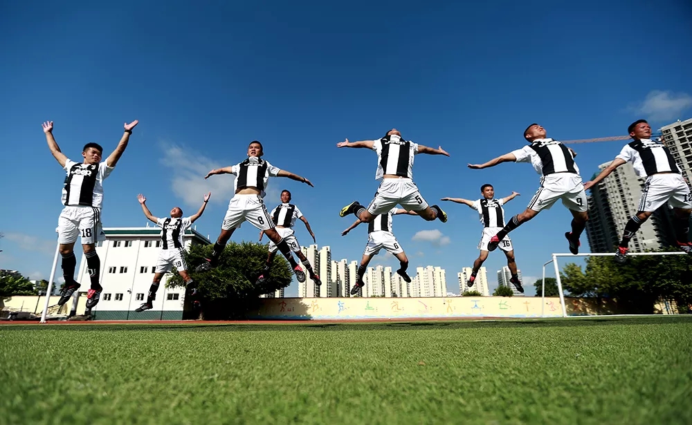 青春舞动绿茵场,青春跃动篮球赛