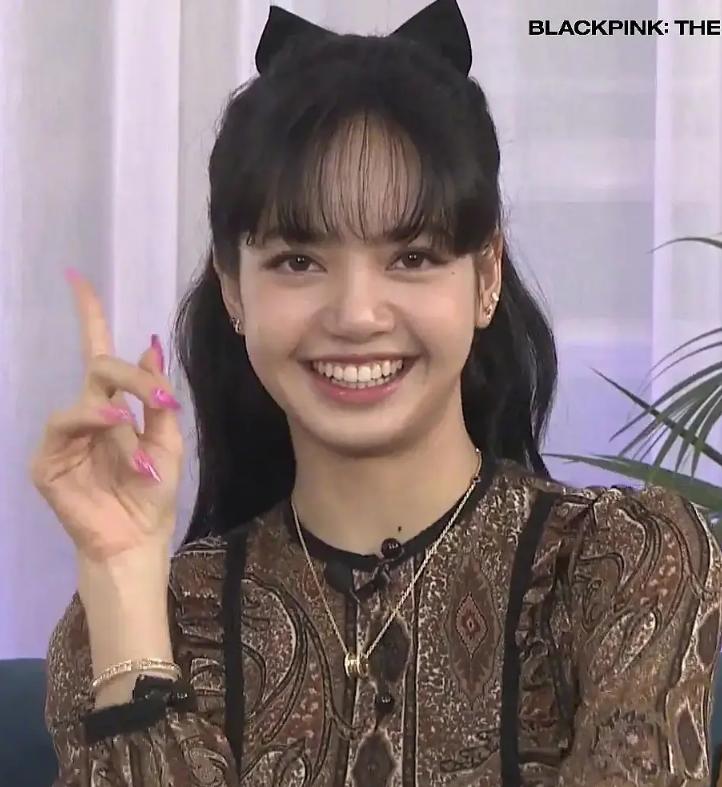 lisa近照法令纹明显鼻子大,lisa留斜刘海被指大变样