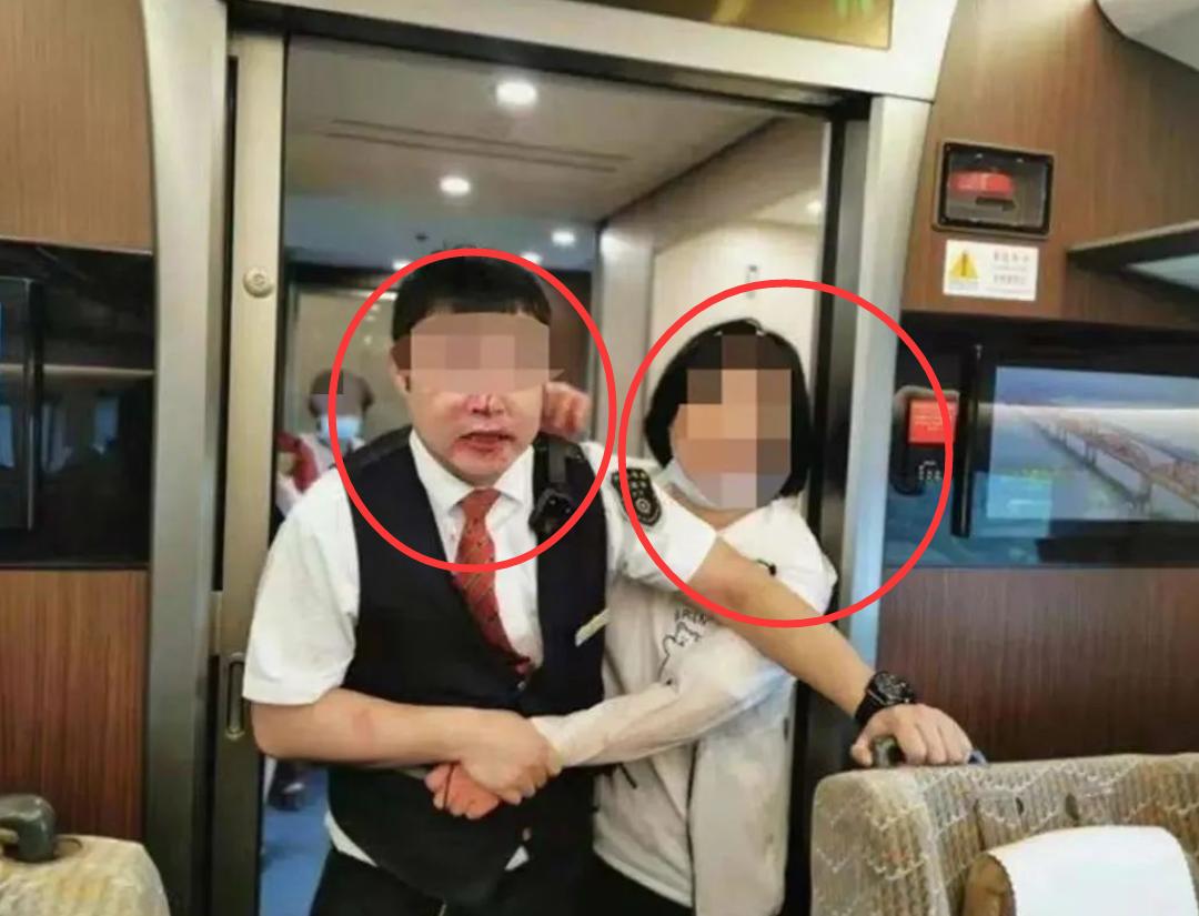 女子上高铁脱鞋被踢走,女子在高铁上倒立劈叉