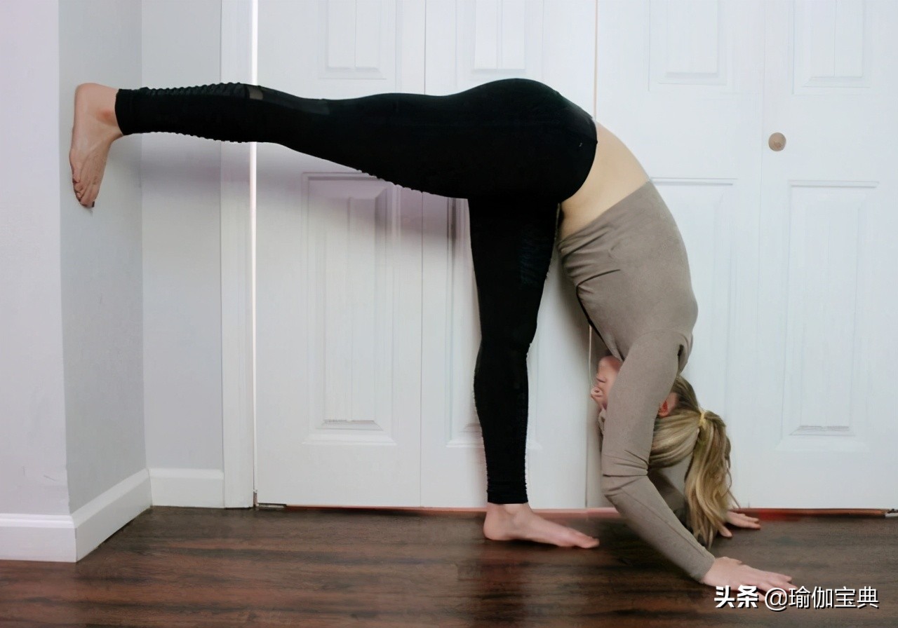如果你的臀部感觉很紧是时候伸展一会9个简单的墙壁瑜伽伸展练习