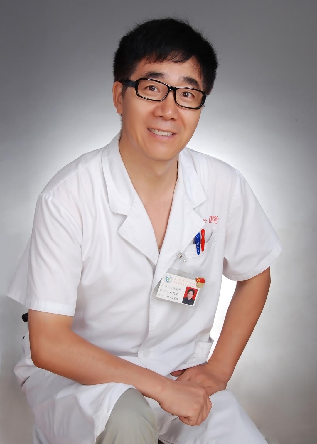 12月5日,九三学社山西省委医疗专家在汾东院区义诊送健康