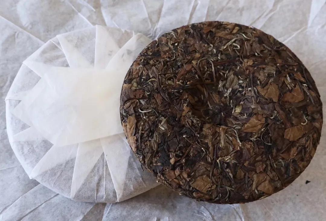 白茶饼有白色絮状,白茶饼里有絮状物