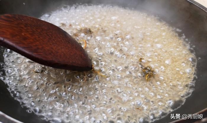 糖跟茶叶一起炒,茶叶和白砂糖在锅中炒