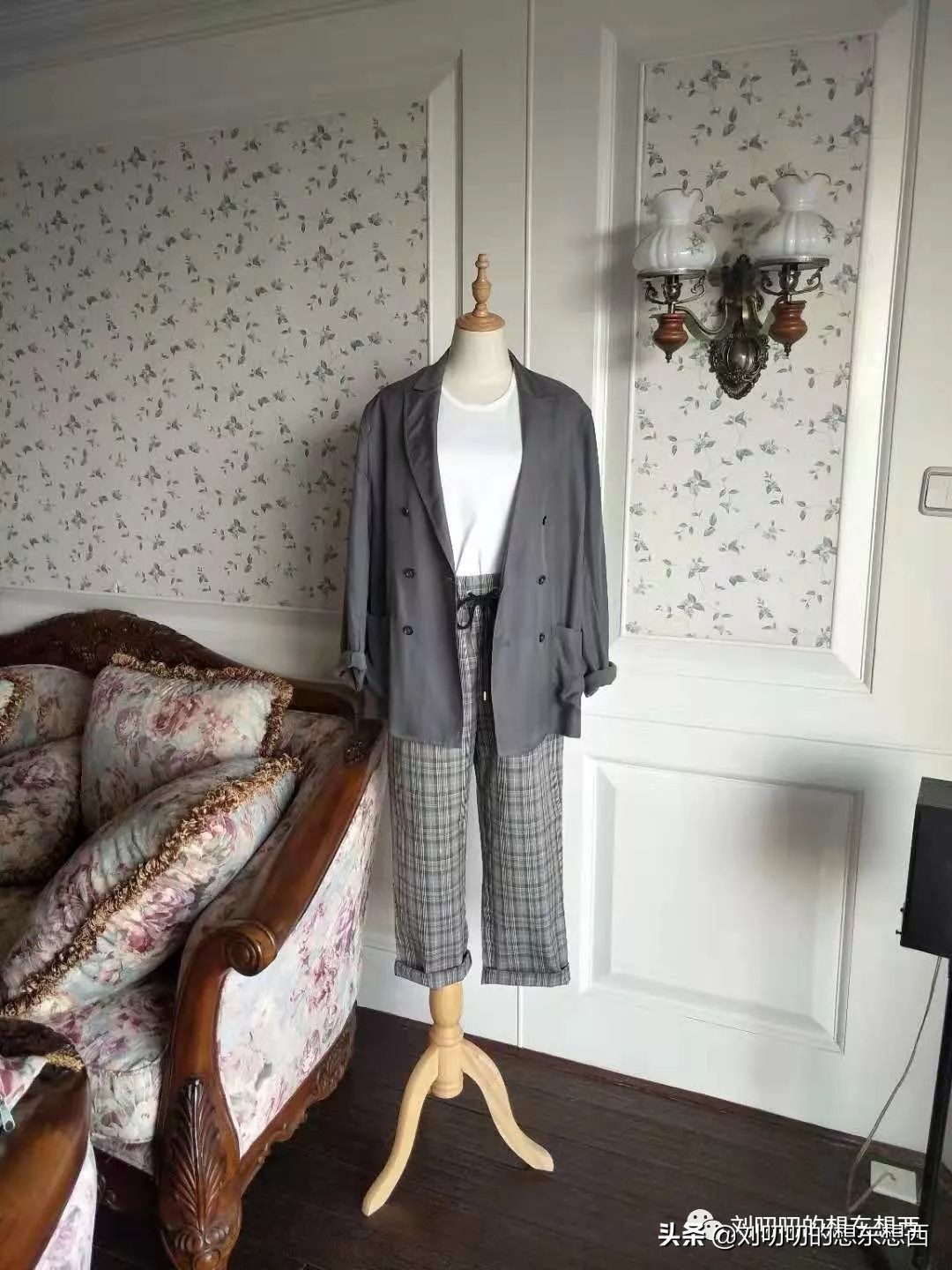 白t穿搭高级感西装,今年超级火的白t加西装外套