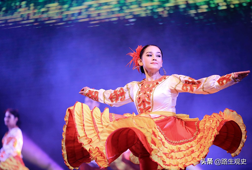 此人摇尾乞怜为英国女王“写”诗,“换”来枪炮*弹子**侵略中国*疆新**