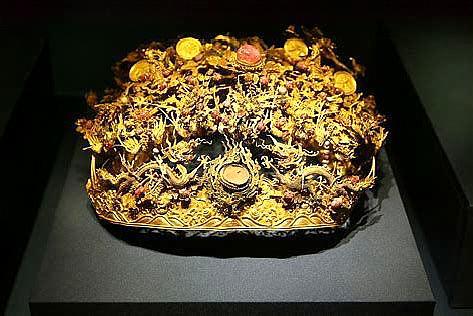 凤冠霞帔是中国传统吗,凤冠霞帔流行几年了