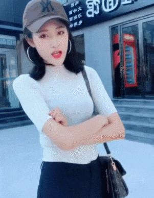 这只鹦鹉一直以为他是一只猴，所以每天都在重复做这个动作