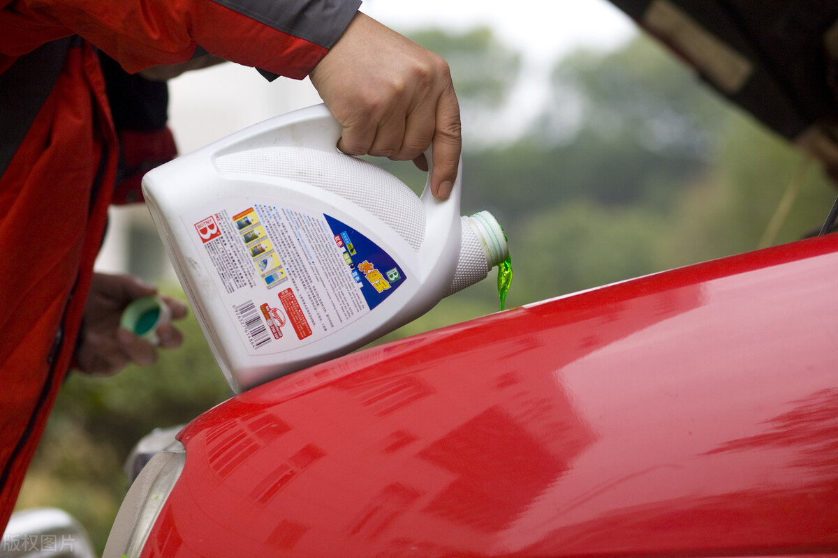 玻璃水用自来水加洗洁精代替,自来水代替玻璃水