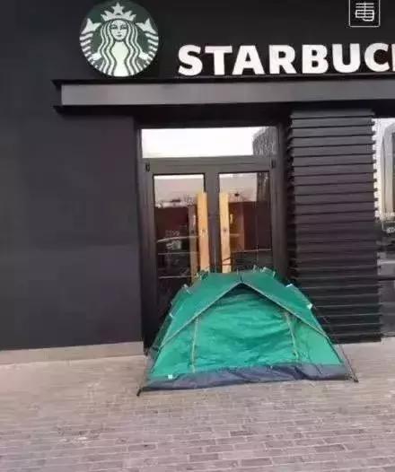 为抢星巴克猫爪杯大打出手？这些大牌的限量款，个个匪夷所思……