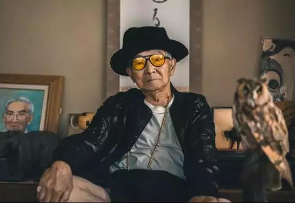 大爷一夜之间变成帅哥,农村大爷变型男