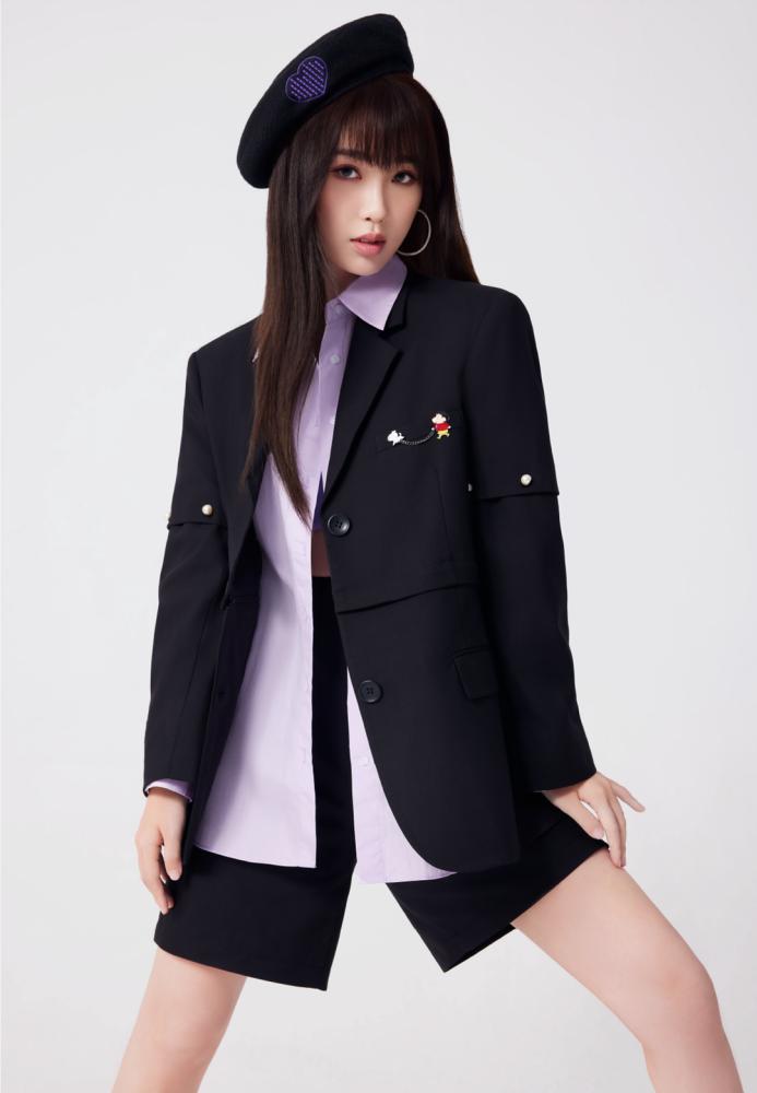 虞书欣成乐町品牌代言人，青春活力可爱满分，黑色小西装超有范儿