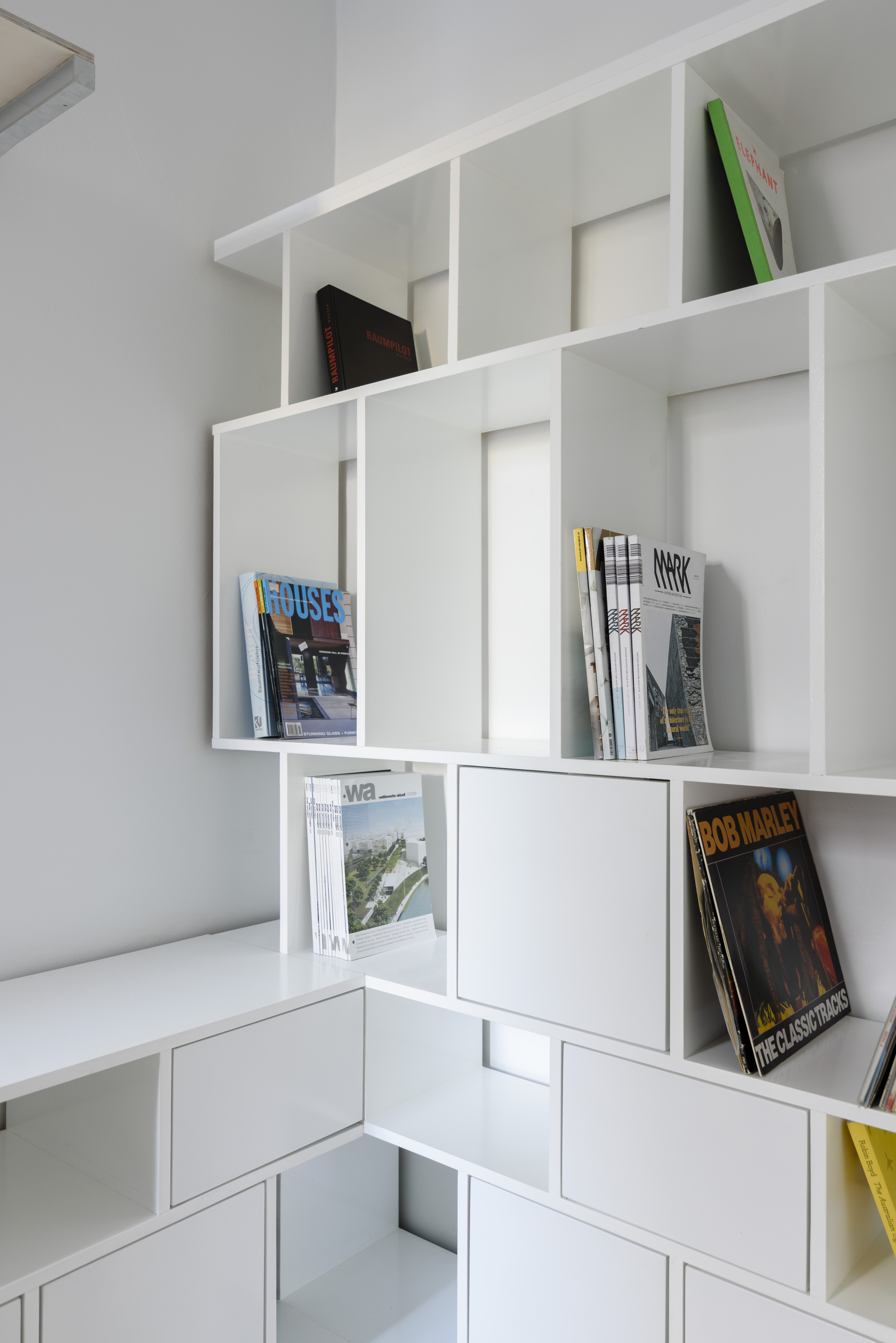 直线式灯光流转的英伦式小屋