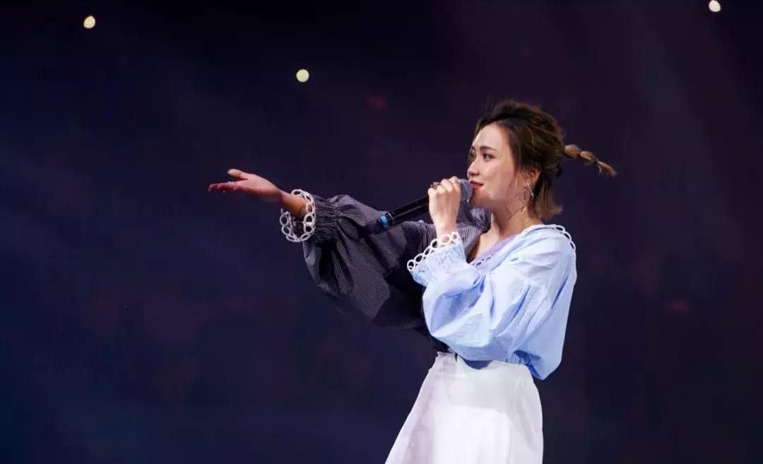 陈瑞庄心妍还有谁,庄心妍沈阳演唱会穿的红色西装