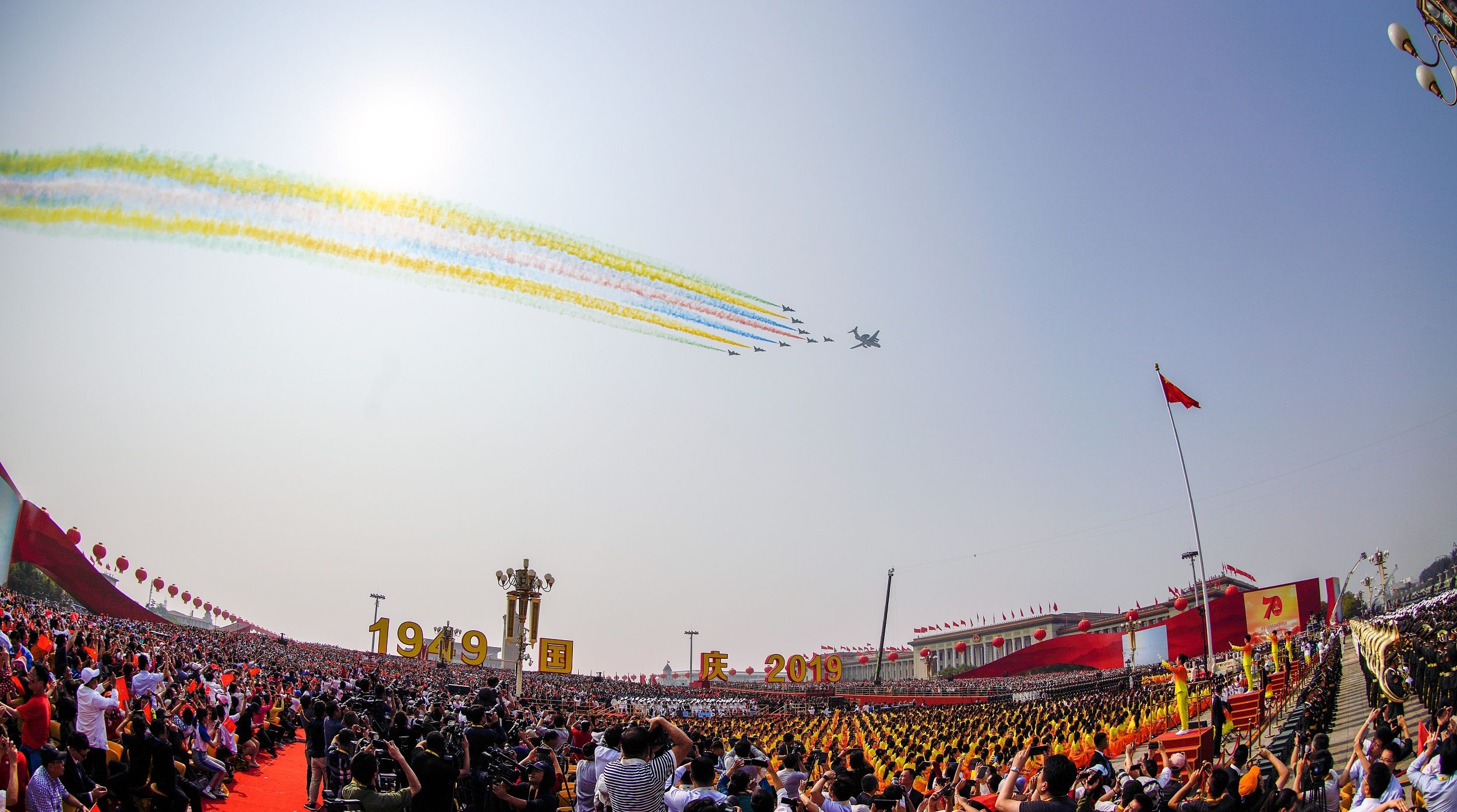 车牌号小细节泪目，穿越70年，来看开国大典背后的故事