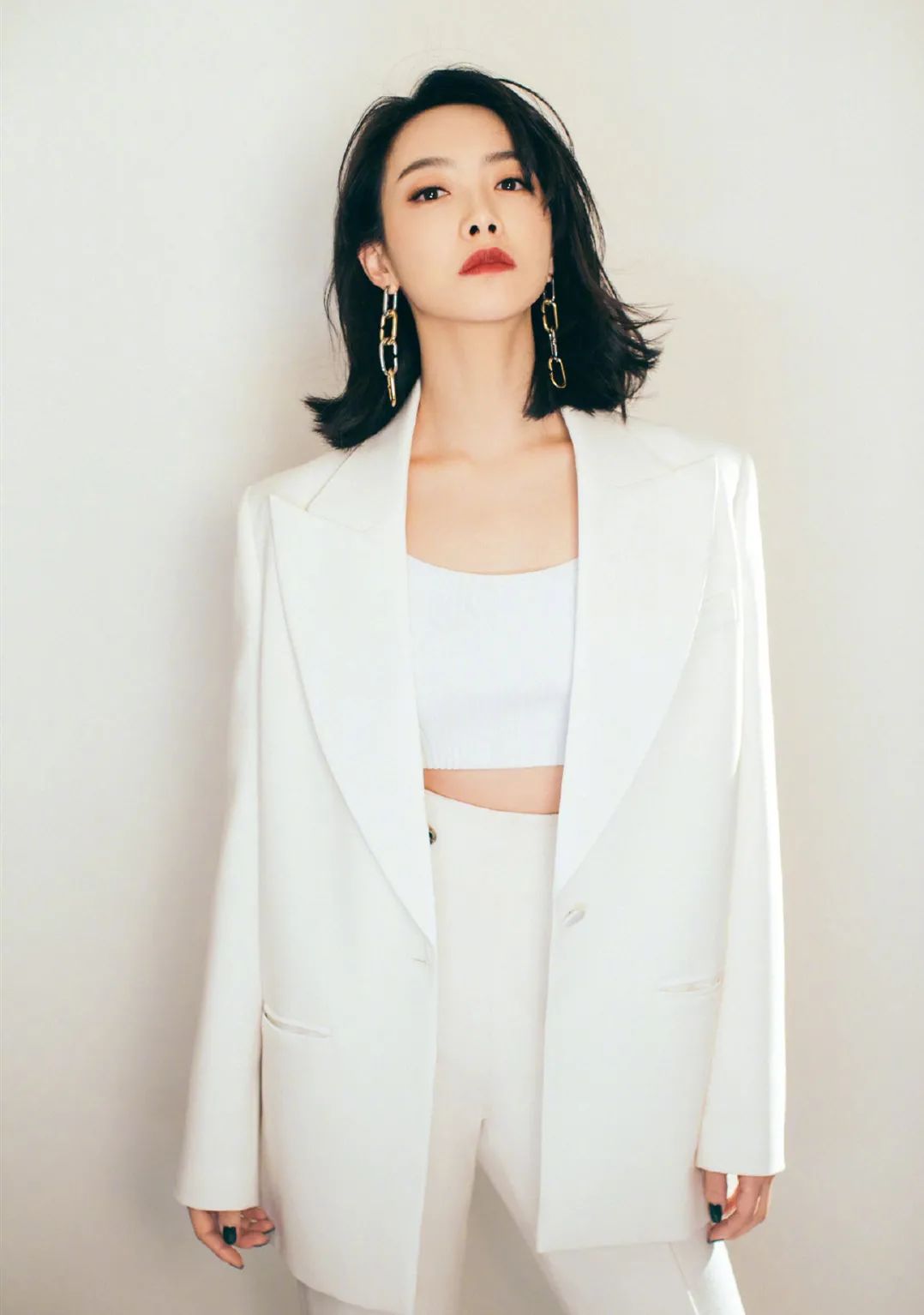 肩膀又宽又厚应该如何有效改善,肩膀又宽又厚的女生怎样穿衣搭配