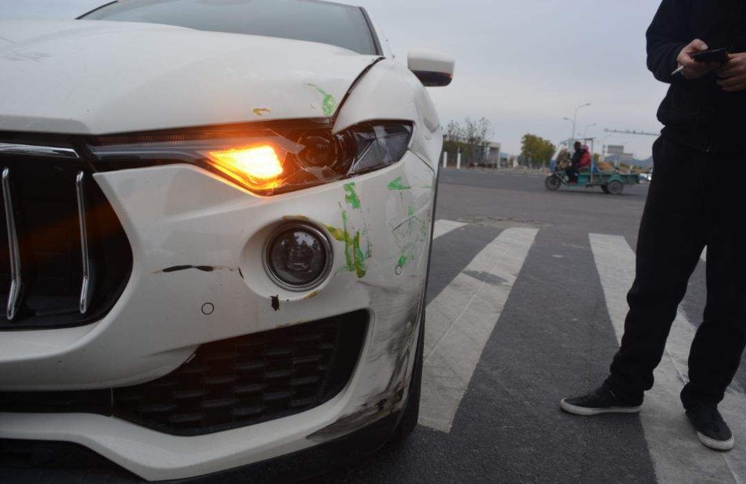 汽车露了底漆多久生锈,汽车露底漆是怎么样的