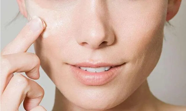 化妆前是不是只用爽肤水,化妆时必须使用粉底液吗