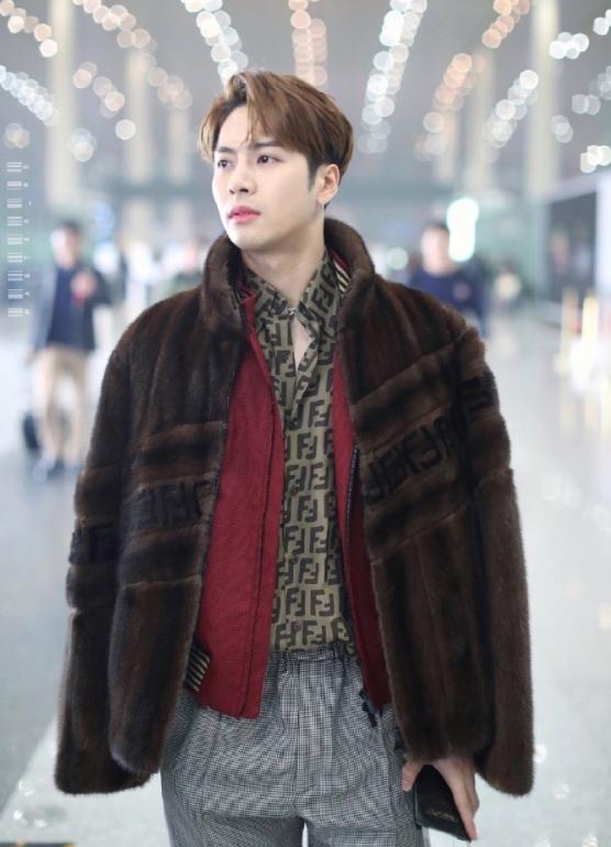 王嘉尔皮衣外套,王嘉尔穿皮草外套视频