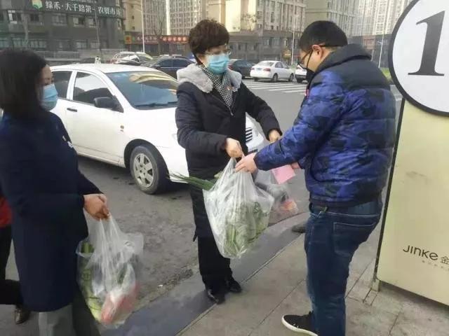 疫情当前，她们变身送菜队、厨娘、代购员、无人机女飞手……