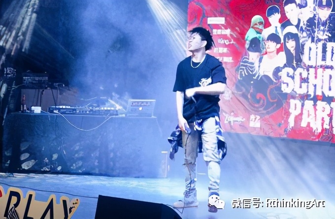 什么？荣思内有练习生在跳舞