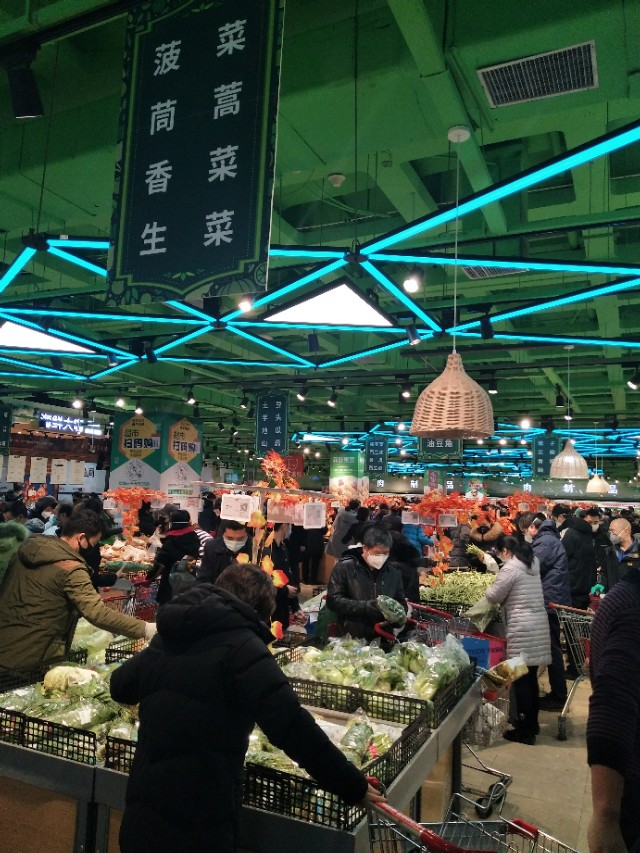 2月23号长春欧亚卖场的掠影，完全的智能检测系统，测体温不停步