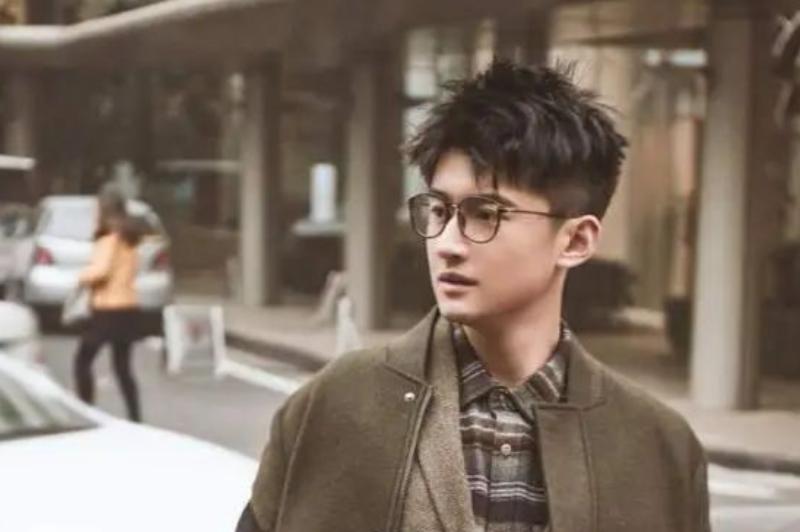 男人40岁穿什么颜色显年轻,男人不管穿啥建议少挑这2种颜色