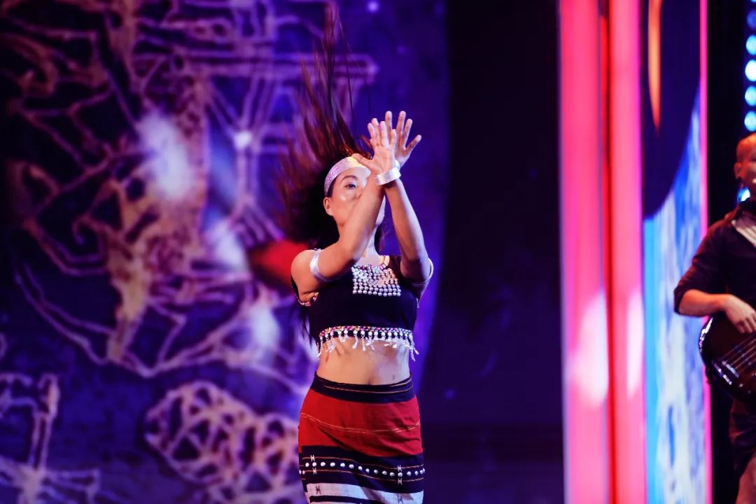 音乐会不按套路出牌：小毕哥现场吃起了大米饭，谢大脚跟着大爷学犁地