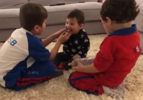 梅西暖心感人时刻,梅西和他的三儿子暖心互动