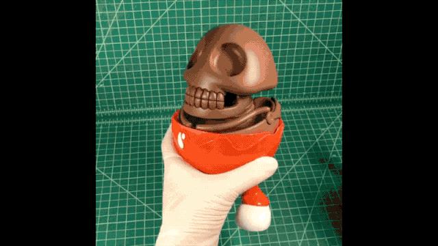 他肢解卡通人物,不但没毁童年,还倍受追捧