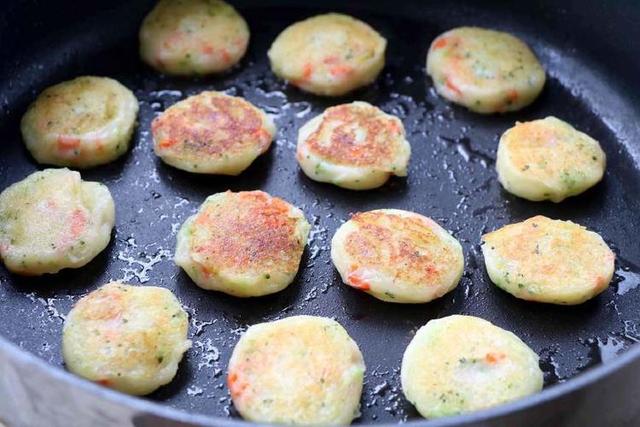 土豆饼煎不成形是什么原因,土豆饼蒸熟做法简单又好吃