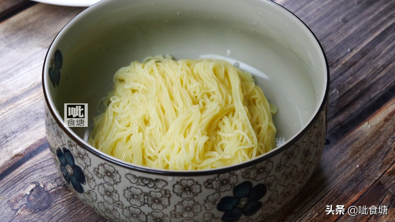 天热了吃点正宗的朝鲜冷面,夏季吃朝鲜冷面