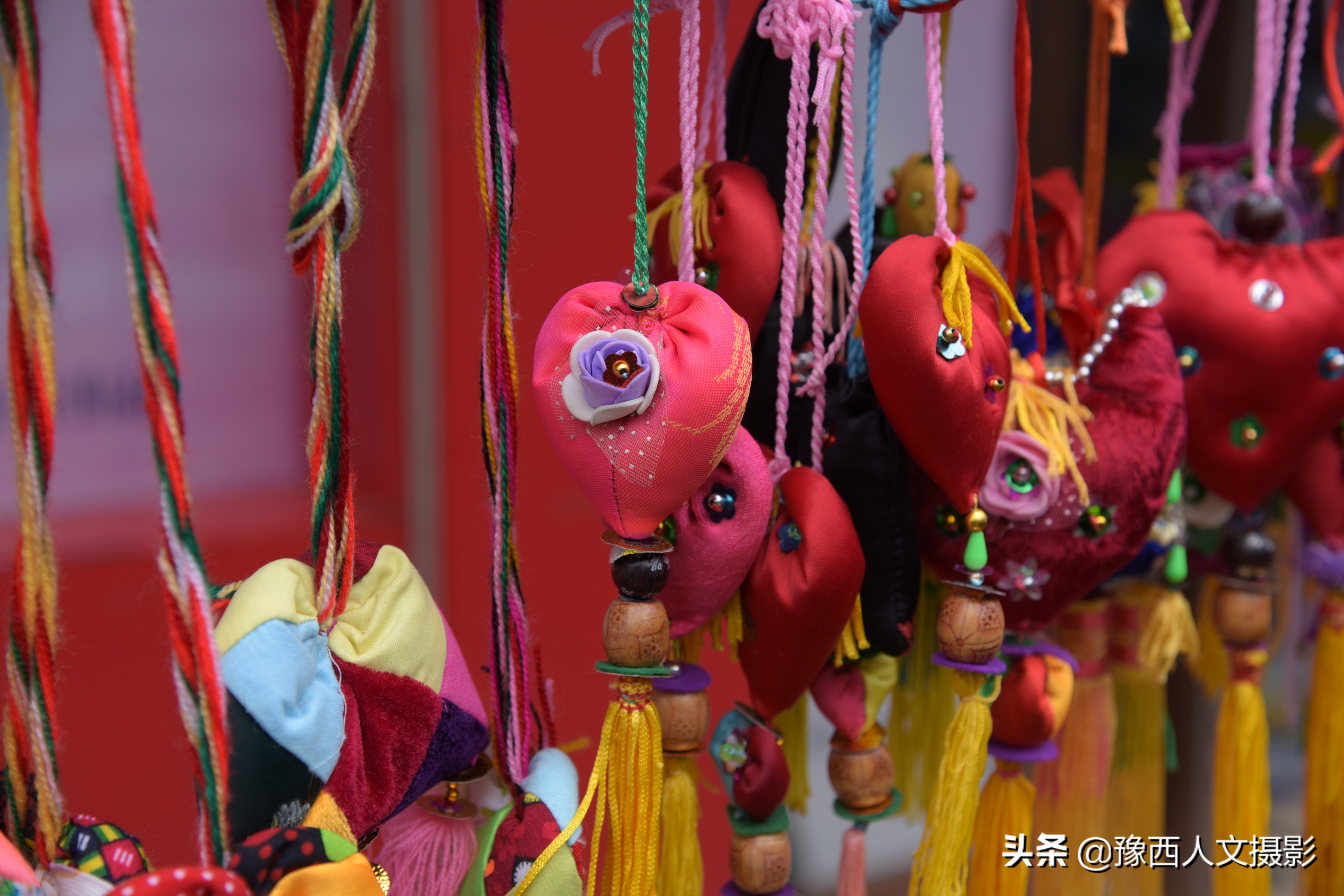 山乡大娘打手灯做缝纫，12块布头缝制传统香包，一年卖不够800元