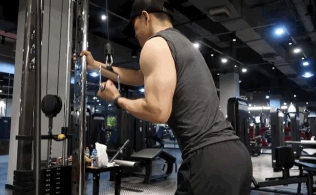 史密斯架肱三头肌训练动作,肱三头肌训练最好的三个动作