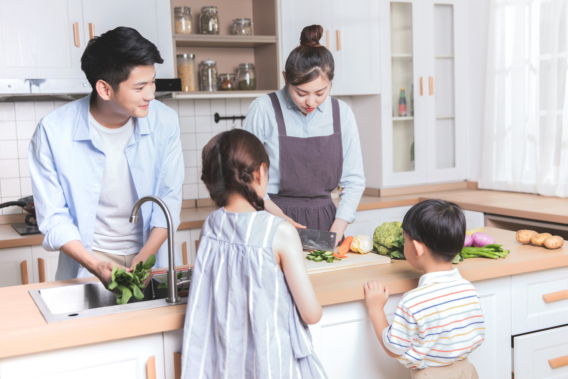 重组婚姻家庭怎么对待女方孩子,婚姻重组四个孩子