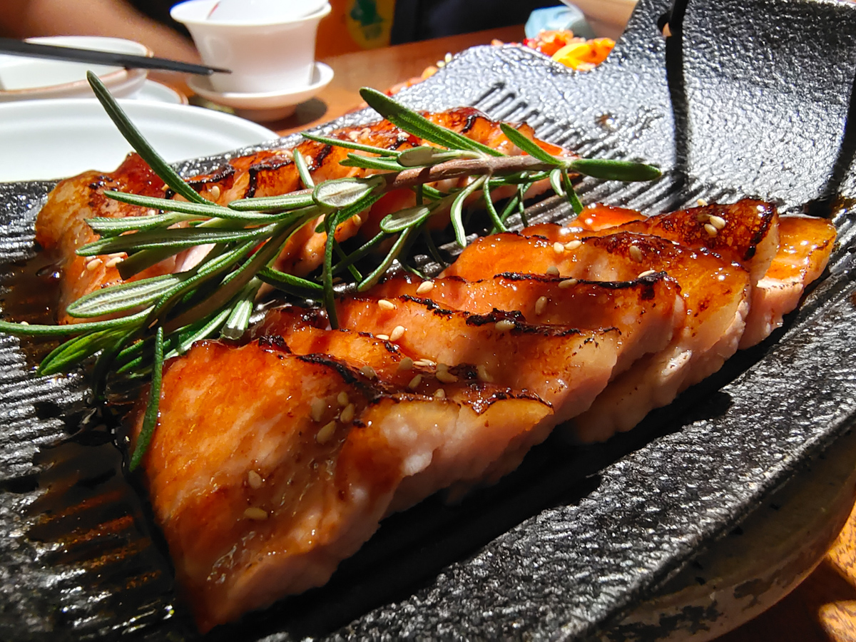 iqoo8燃色配色带壳,iqoo8燃变色