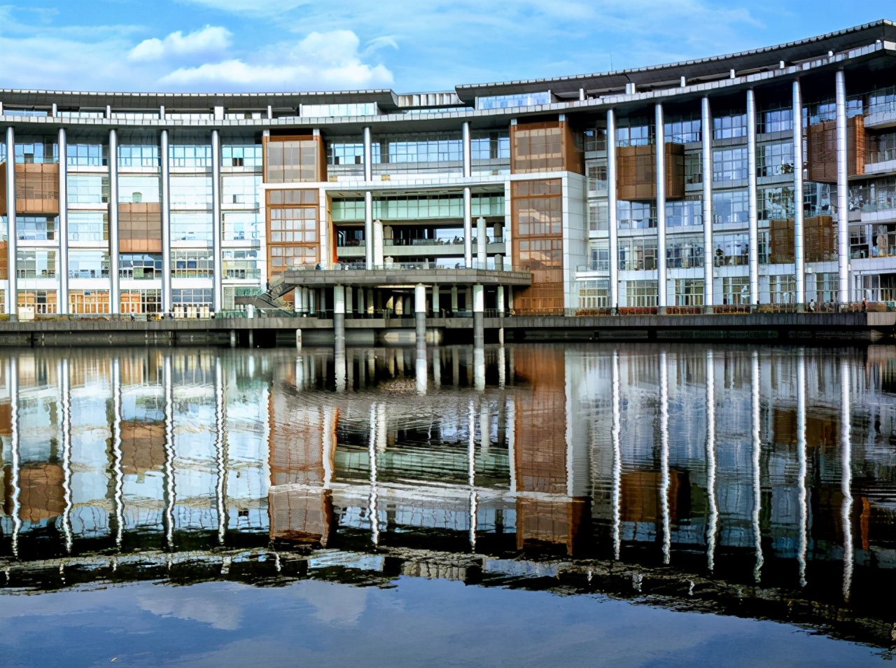 这所鼻祖级211大学，数度更名为“国字号”，优势专业全国第一