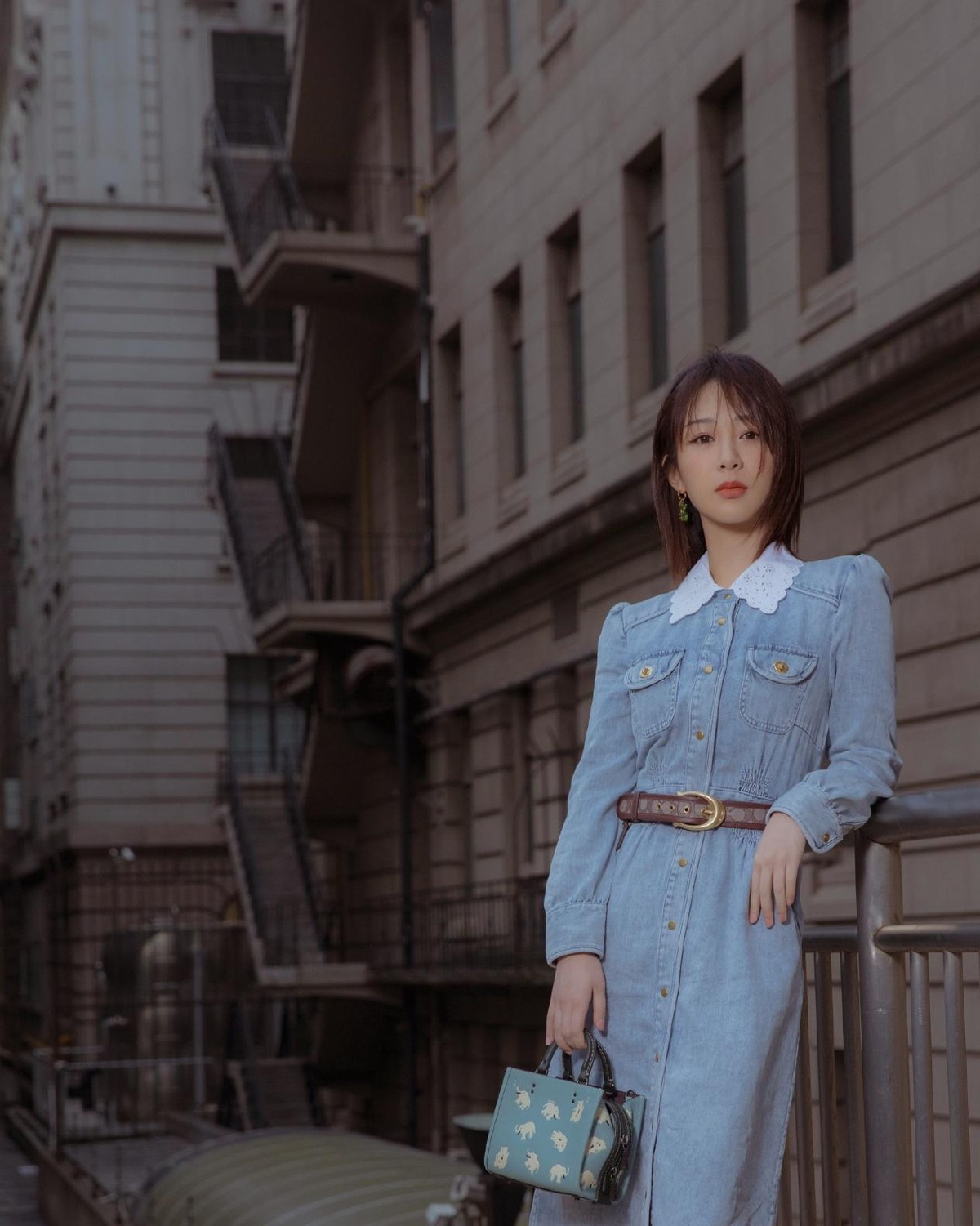 杨紫近期长发披肩同款发型,杨紫白色纱裙配公主头造型