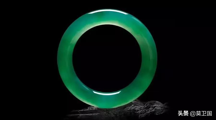 玉和翡翠区别翡翠和玉哪个养人,玉好还是翡翠好翡翠和玉哪个养人