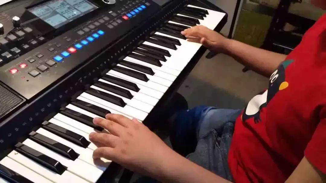 电子琴最简单的和弦的技巧,用和弦走向来记住电子琴谱的和弦