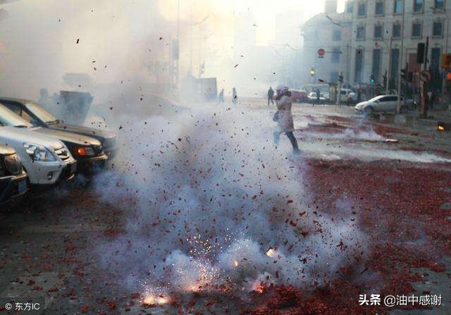 车被鞭炮炸伤了怎么索赔,车被鞭炮炸到车掉漆怎么赔偿