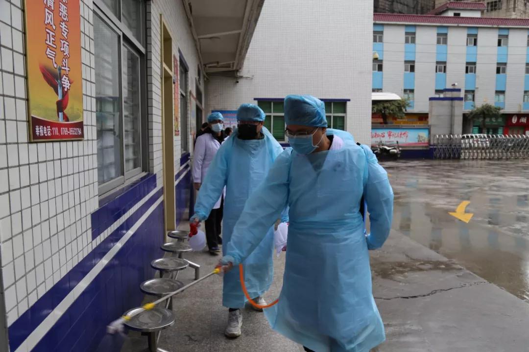 到抗疫一线医护人员需要什么条件,走到一线去抗击疫情