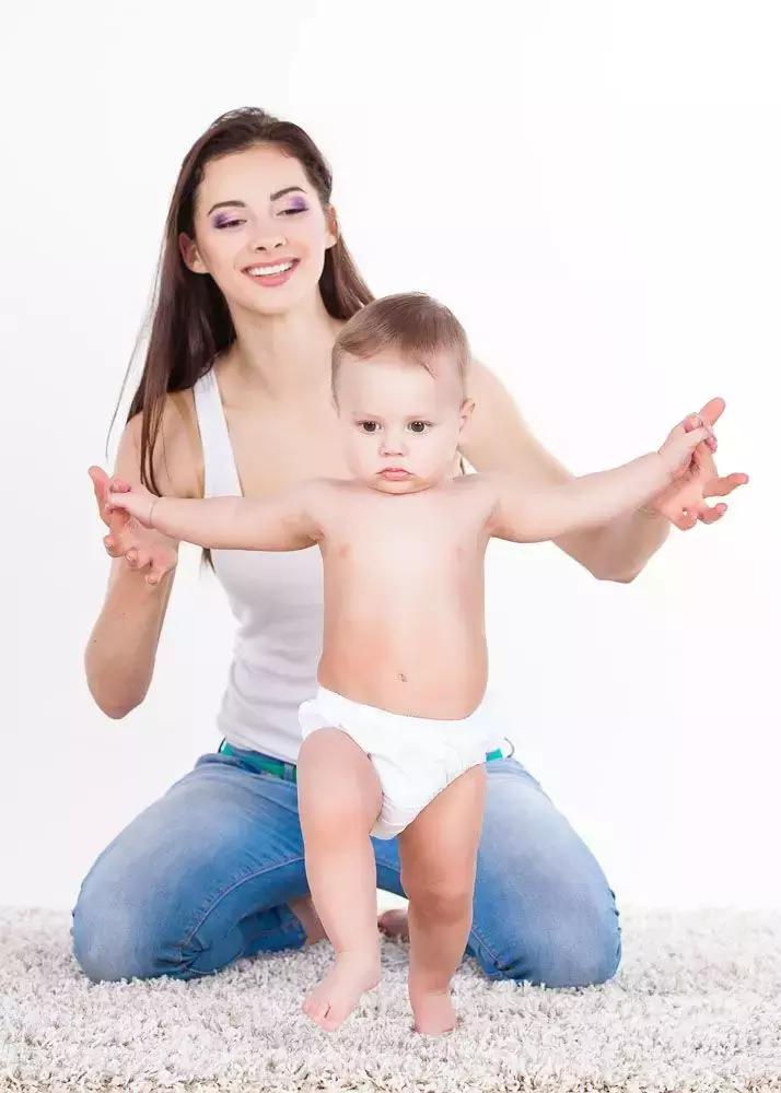 宝宝刚学会走路都是罗圈腿吗,宝宝的脚变成了罗圈腿