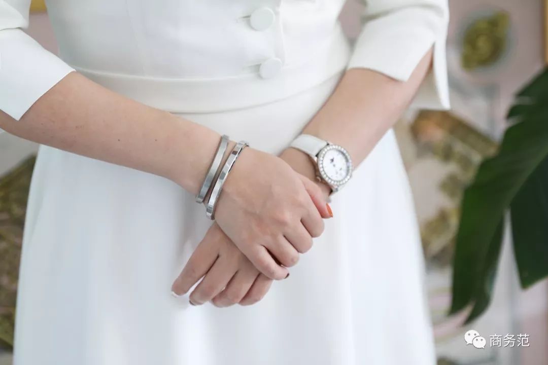 瑞典皇家配饰品牌，几百块戴出万元质感，金色手镯男女戴都好看