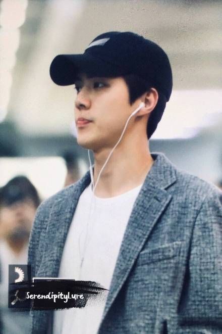 吴世勋素颜被拍,吴世勋首尔飞马尼拉机场