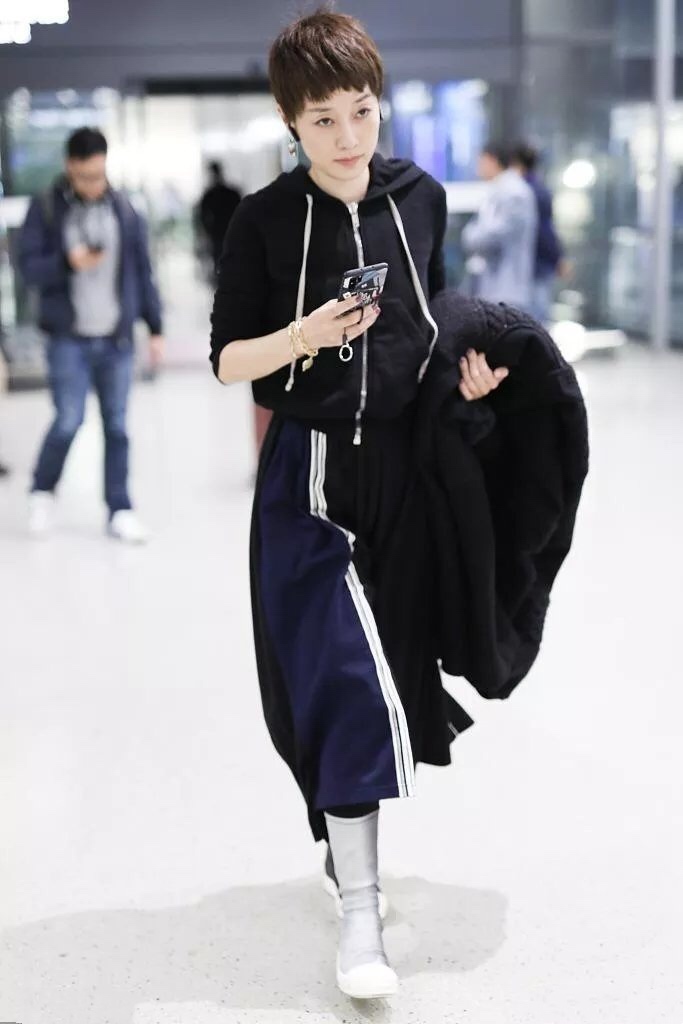 43岁马伊琍太惊艳了,马伊琍穿小白鞋露脚踝