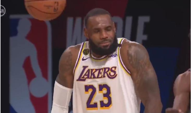 詹姆斯吓到对方不敢上篮,詹姆斯撞破头还想打詹姆斯的是谁