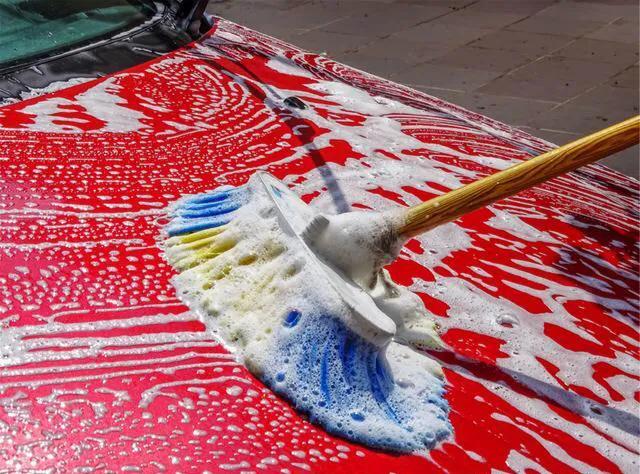 两桶水洗车的正确方法,车主必看手把手教你如何diy洗车