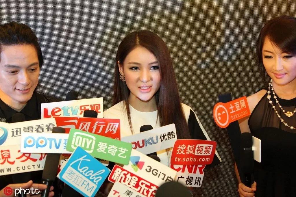 郭美美跟她妈妈照片,郭美美和妈妈一起采访